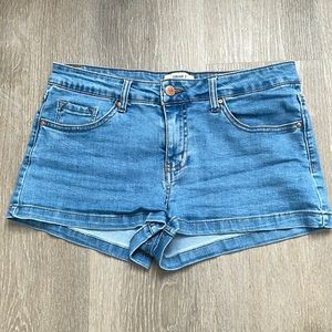 Women’s denim short shorts. Size: 30